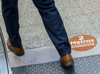 Cartel para recordar la necesidad de mantener las distancias. (Marisol RAMÍREZ / FOKU)