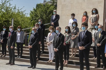 Lakuako Gobernuko lehendakari Iñigo Urkullu eta zenbait sailburu, zein Mahai Sozioekonomikoan parte hartzen duten ordezkariak minutu bateko isilunea egin dute Gasteizen. (Jaizki FONTANEDA / FOKU)