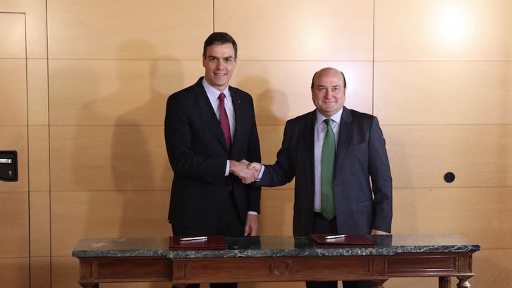 Apretón de manos entre el presidente Pedro Sánchez y el líder del PNV, Andoni Ortuzar. (EAJ-PNV)