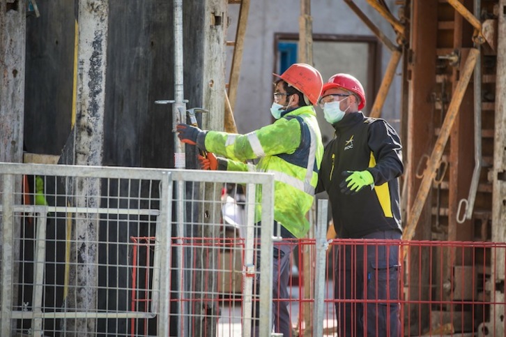 Trabajadores durante la pandemia en París. (Christophe PETIT TESSON/AFP)