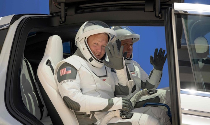 Los astronautas Douglas Hurley y Robert Behnken, en su salida hacia la plataforma de lanzamiento. (NASA/AFP)