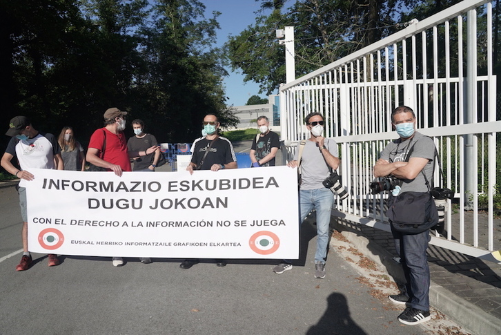 Protesta de los reporteros gráficos en Zubieta. (Andoni CANELLADA/FOKU)
