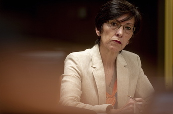 La consejera de Seguridad, Estefanía Beltrán de Heredia, firma la respuesta al Parlamento. (Jaizki FONTANEDA/FOKU)