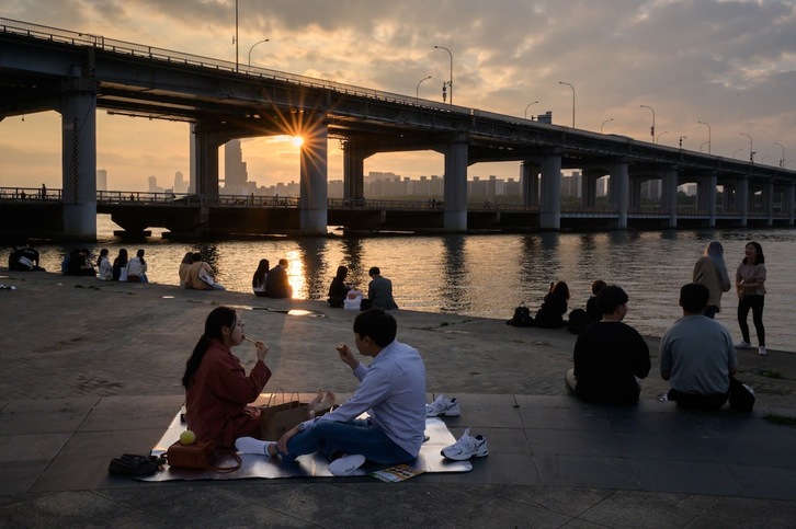 Imagen tomada el pasado domingo en un parque de Seúl a orillas del río Han. (Ed JONES | AFP)