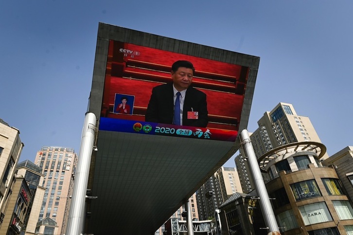  Cobertura televisada en directo de la clausura de la ANP, con el líder, Xi Jinping, presidiendo el acto. (Wang ZHAO-AFP) 