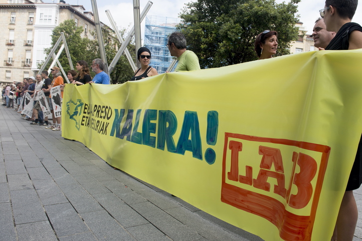 Presoen aldeko LAB sindikatuaren elkarretaratzea Gasteizen. (Raul BOGAJO/FOKU)
