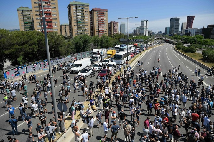 Trabajadores de Nissan han cortado uno de los accesos a Barcelona. (Lluís GENÉ | AFP)