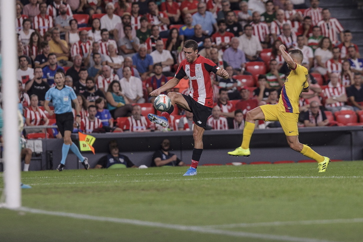 De Marcos en el primer partido de Liga de esta temporada ante el Barcelona. (Aritz LOIOLA / FOKU)