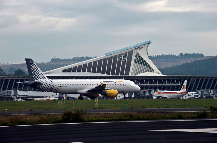 Avión de Vueling en el aeropuerto de Loiu. (Luis JAUREGIALTZO/FOKU).