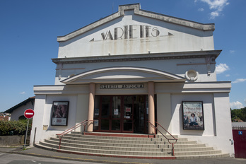 Le cinéma Les Variétés d'Hendaye, membre du réseau Cin'évasion, est fermé depuis le 15 mars. © Guillaume FAUVEAU