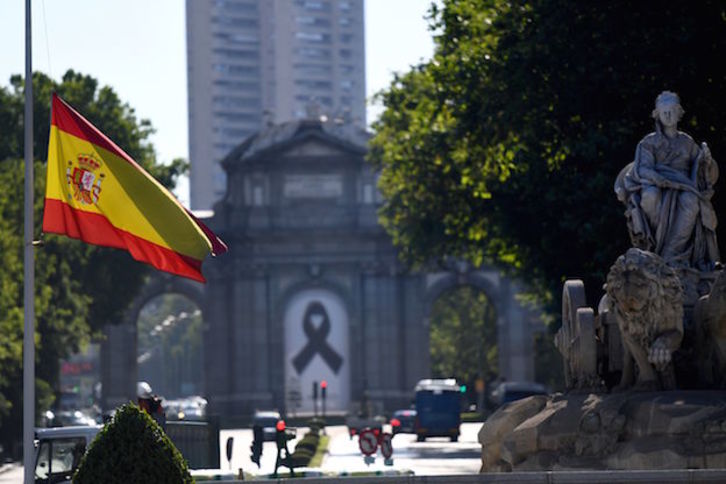 Banderas a media asta y crespones negros en la capital española, Madrid. (Gabriel BOUYS / AFP) 