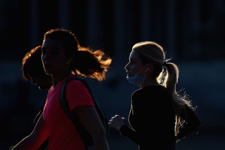 Dos mujeres hacen deporte en el Parque de El Retiro de Madrid. (Gabriel BOYS/AFP)