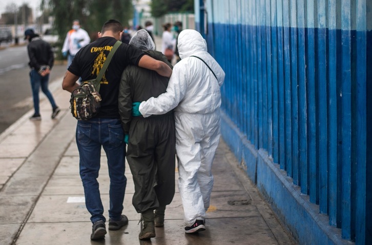 Familiares de un fallecido por el covid-19, en el exterior del Hospital Alberto Sabogal de Lima, en Perú. (Ernesto BENAVIDES | AFP)