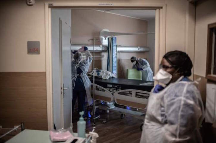 Limpieza de una habitación en el hospital Saint Louis, en París. (Martin BUREAU/AFP)