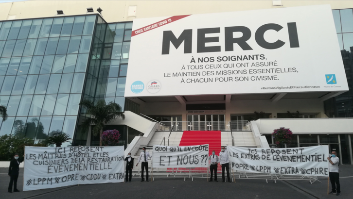 Trabajadores de la industria hotelera protestan hoy por su situación laboral ante el Palacio de los Festivales, el epicentro del Festival de Cannes. (Claudine RANAUD/ AFP)