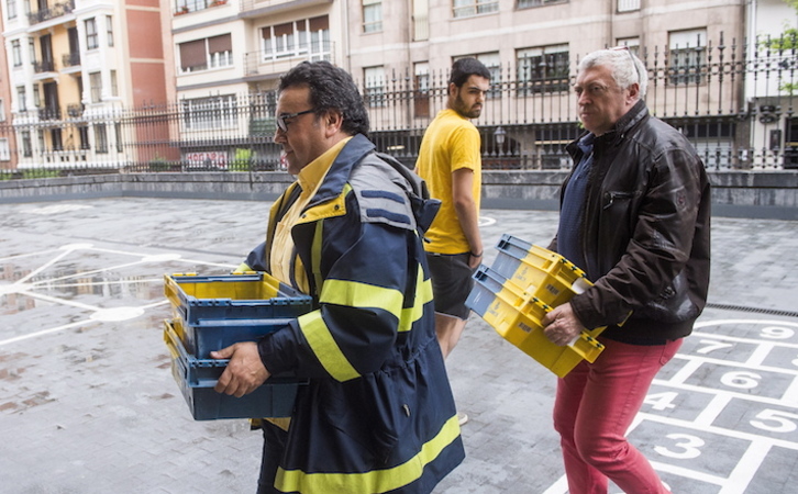 Llegada de los votos por correo a un colegio de Bilbo en los comicios del 26 de mayo del año pasado. (Luis JAUREGIALTZO/FOKU)