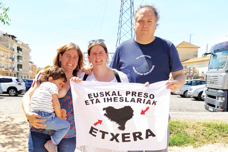 Aitziber Coello, ezkerrean, umearekin aske gelditu ostean. (Etxerat)