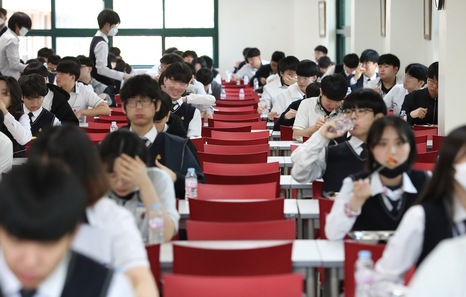 https://www.naiz.eus/media/asset_publics/resources/000/707/722/news_landscape/Korean-school.jpg