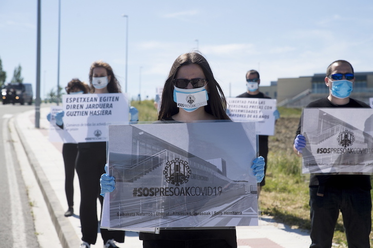 Movilización ante la cárcel de Iruñea en plena pandemia. (Iñigo URIZ | FOKU)