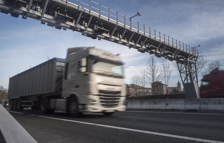 La Diputación de Gipuzkoa va a aprobar una norma para poder mantener los peajes a los camiones. (Jon URBE/FOKU)
