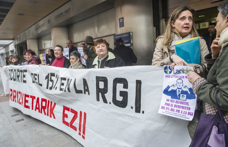 Imagen de archivo de concentración ante la sede del Gobierno autonómico en Bilbo en contra de los recortes en la RGI. (Marisol RAMIREZ/FOKU)