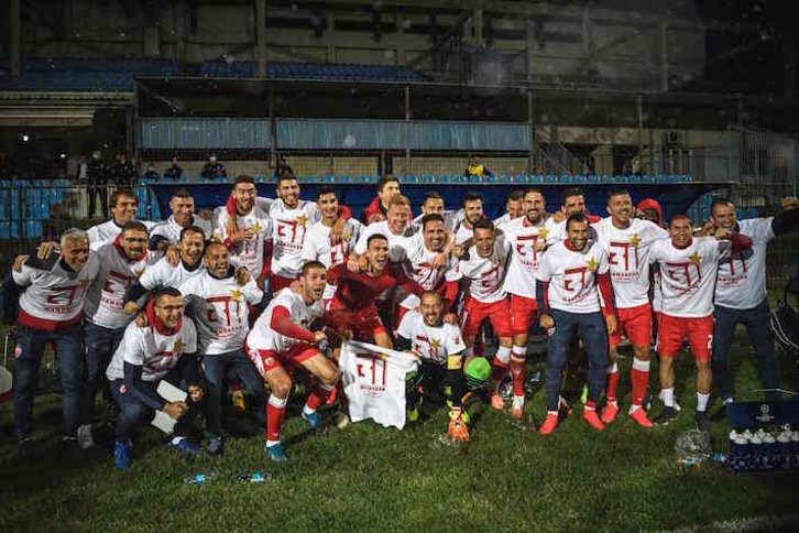 Los jugadores del Estrella Roja de Belgrado celebran su 31 título de Liga el viernes. (Andrej ISAKOVIC/AFP) 