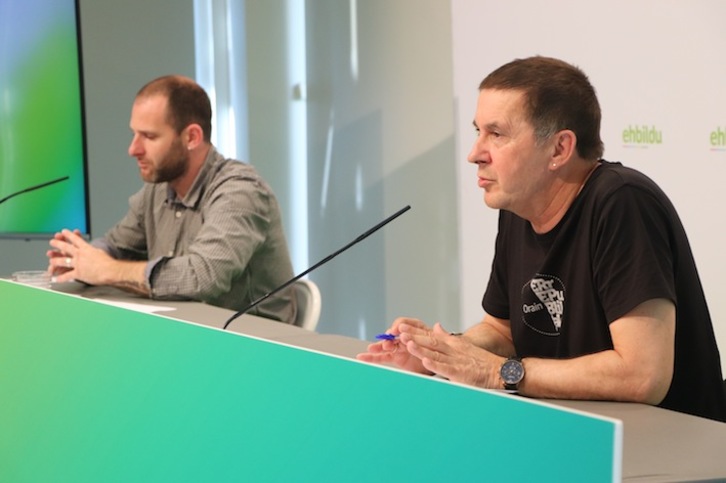 Gari Mujika eta Otegi, bileraren ostean egindako agerraldian. (EH BILDU)