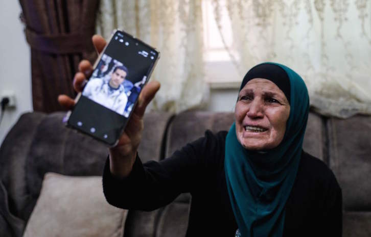 La madre del palestino con necesidades especiales muerto por la policía israelí (Foto: Ahmad GHARABLI | AFP) 