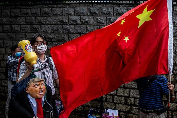 Un activista pro-Pekin protesta frente al consulado de los Estados Unidos en Hong Kong, tras la decisión de Trump de eliminar la diferencia de trato de los EEUU a la excolonia británica. (Isaac LAWRENCE / AFP PHOTO)