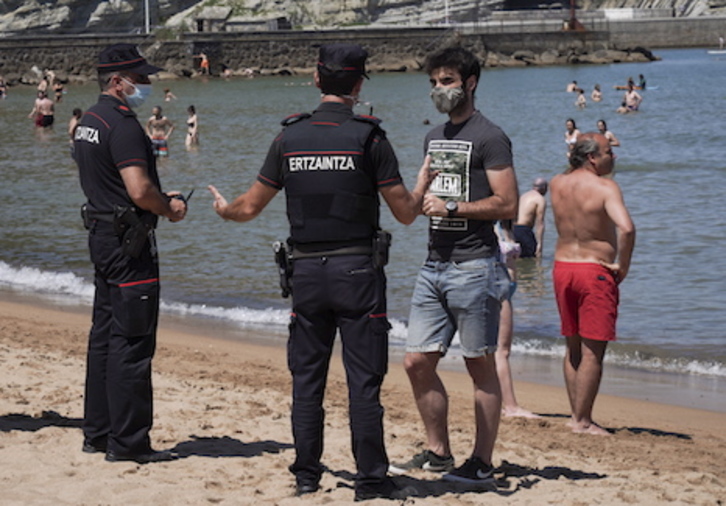 Agentes de la Ertzaintza informando sobre lo que está permitido en las playas. (Marisol RAMIREZ/FOKU)