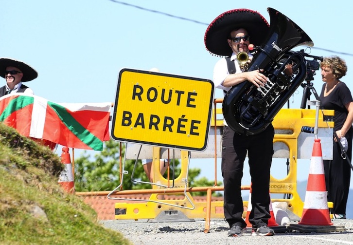 Mexikortxo taldea, Izpegi gainean jotzen Euskal Herriaren zatiketa salatzeko. (Bob EDME)