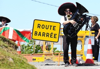 Mexikortxox taldea, Izpegi gainean jotzen Euskal Herriaren zatiketa salatzeko. (Bob EDME / FOKU)