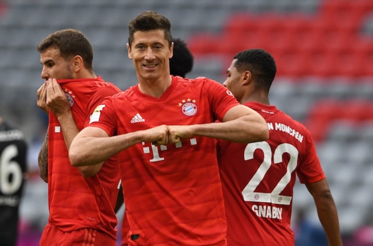 Lewandowski ha marcado otros dos goles hoy (Christof STACHE / AFP)