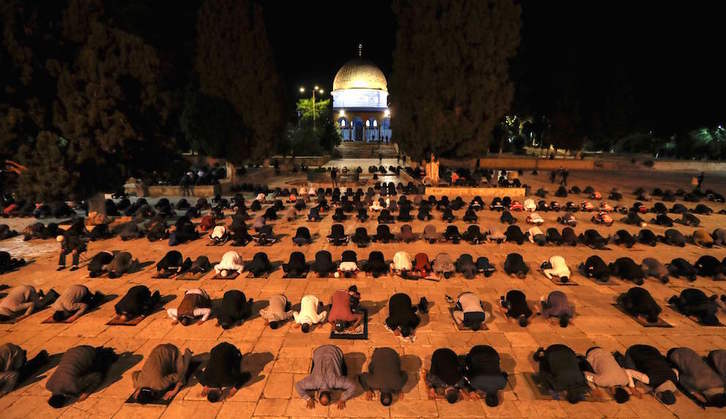 Fieles musulmanes rezando en la Explanada de las Mezquitas de Al-Aqsa. (Ahmed GHARABLI/AFP)