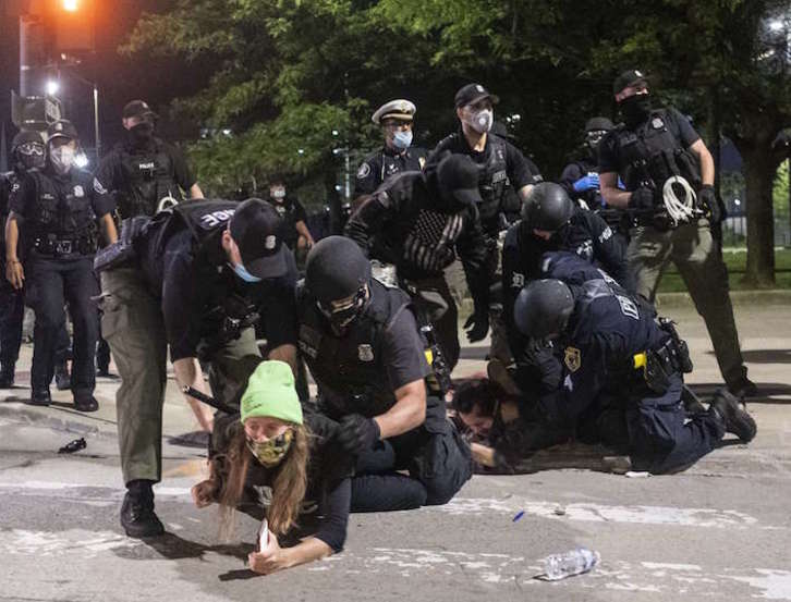 Dos manifestantes son detenidos por la Policía en Detroit durante las protestas por la muerte de George Floyd. (Matthew HATCHER/AFP) 