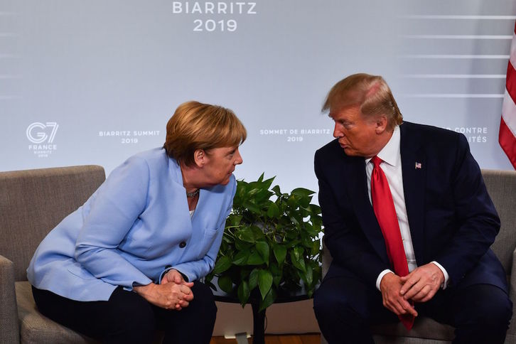 Angela Merkel y Donald Trump durante la cumbre del G-7 celebrada en Biarritz el año pasado (Nicholas KAMM/AFP)