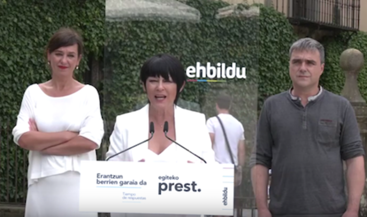 Jasone Agirre (Bizkaia), Maddalen Iriarte (Gipuzkoa) eta Mikel Otero (Araba), EH Bilduren zerrendaburuak Oñatin. (EH BILDU)