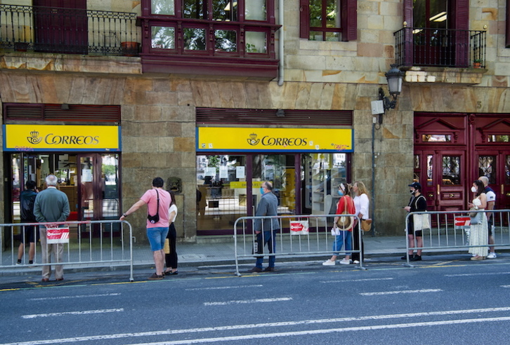 Cola ante una oficina de Correos de Bilbo durante el estado de alarma. (Luis JAUREGIALTZO/FOKU)