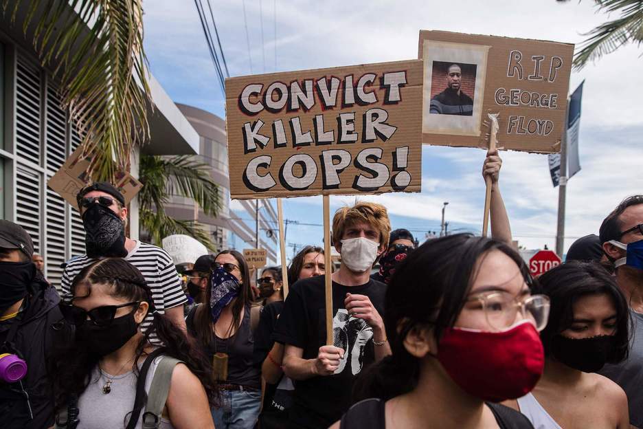 Manifestantes protestan en Los Ángeles a raíz de la muerte de George Floyd a manos de la policía. (Adriana DRESHLER/AFP)