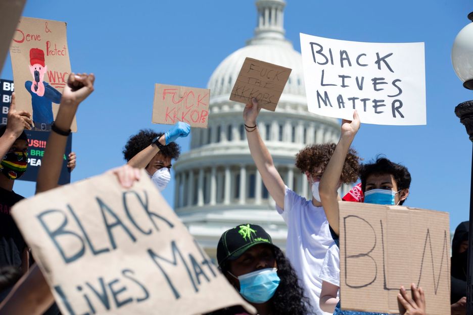 Manifestantes sostienen carteles en Capitol Hill. (Jose Luis MAGANA/AFP)
