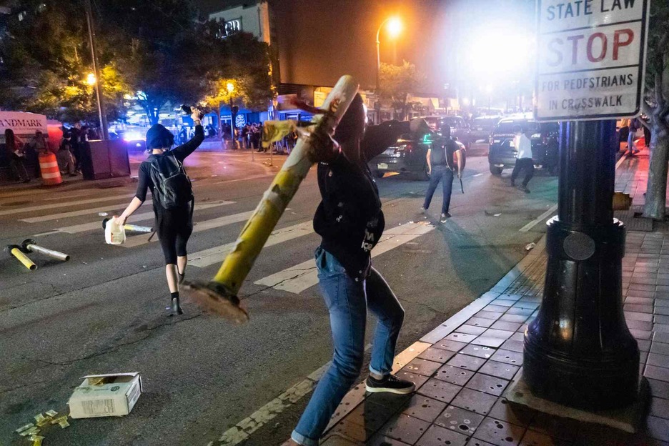 Manifestantes se enfrentan a la policía durante las protestas en Atlanta. (John AMISH)