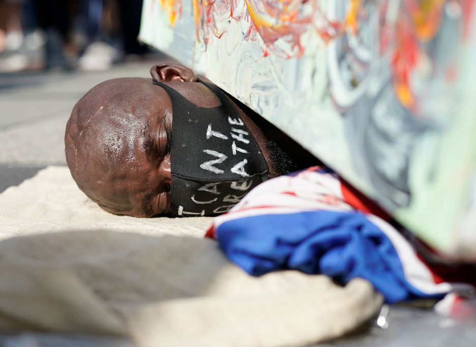 Un manifestante yace en el suelo de Nueva York imitando los últimos momentos de George Flyod. (Timothy CLARY/AFP)