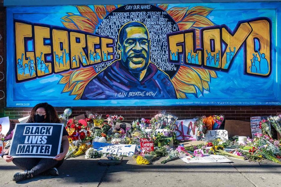 Se dejan flores, letreros y globos cerca de un monumento improvisado a George Floyd cerca del lugar donde fue asesina a manos de la policía. (Kerem YUCEL)