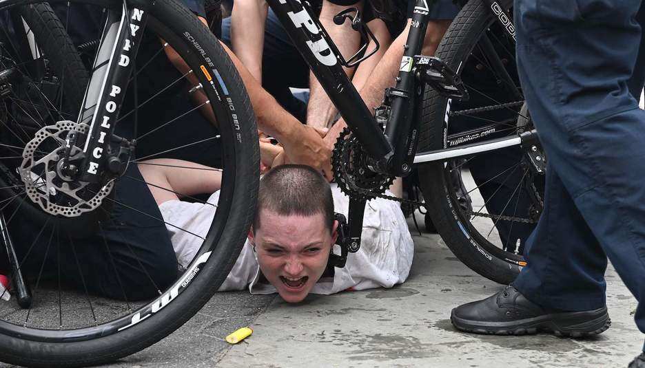 Oficiales de la policía de Nueva York arrestan a un manifestante durante una manifestación bajo el lema «Black Lives Matter». (Johaness EISELE/AFP) Oficiales de la policía de Nueva York arrestan a un manifestante durante una manifestación bajo el lema «Black Lives Matter». (Johaness EISELE/AFP)