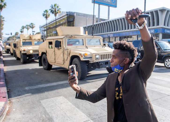 Un ciudadano estadounidense levanta el puño coincidiendo con la entrada de la Guardia Nacional en Los Ángeles (Valerie MACON/AFP)