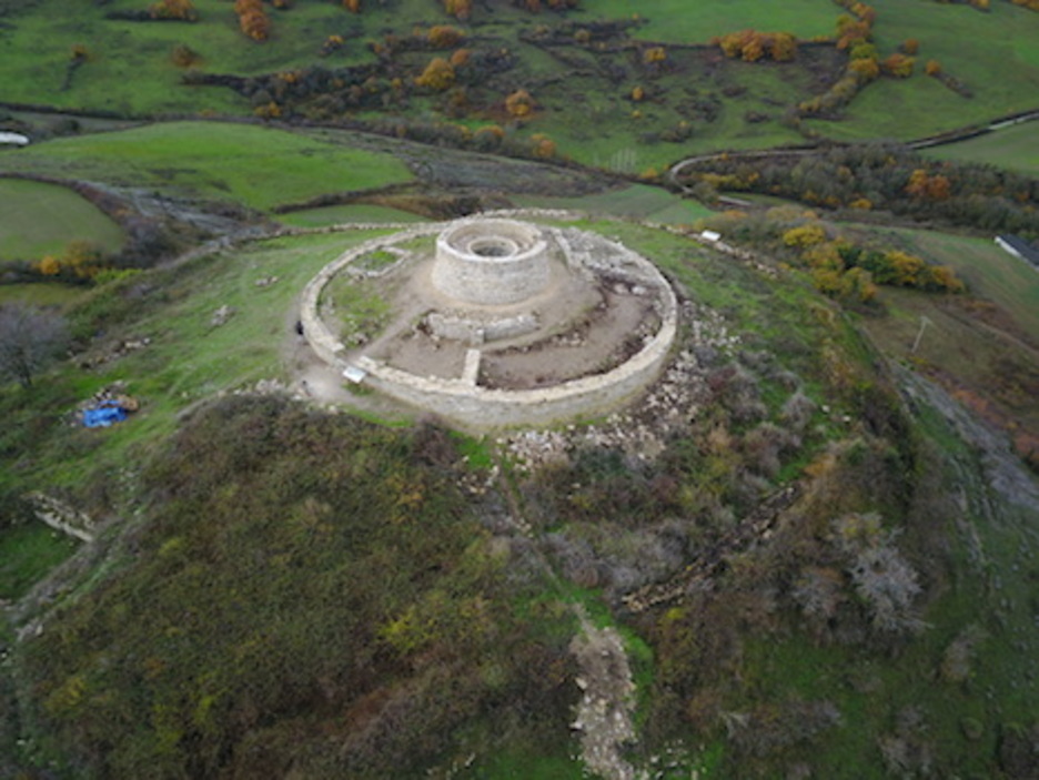 Imagen del castillo tomada desde un dron. (Iñaki SAGREDO)