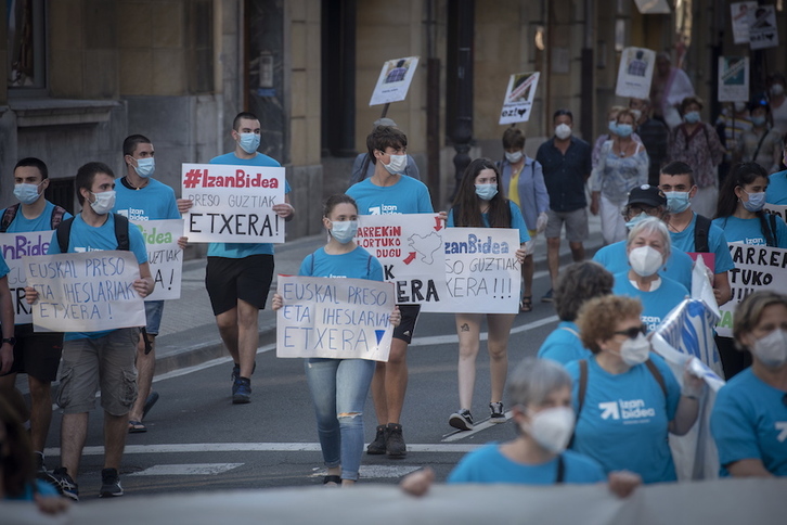 Presoen aldeko martxa ibiltaria, joan zen ostiralean Donostian. (Gorka RUBIO/FOKU)