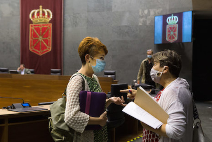 La moción a favor de una banca pública ha sido defendida por Marisa de Simón (derecha), de I-E.. (PARLAMENTO DE NAFARROA)