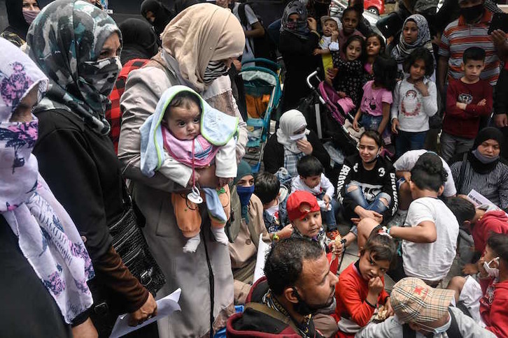 Refugiados protestan frente a las oficinas de ACNUR en Atenas contra la decisión del Gobierno de expulsarlos de los centros de acogida, pisos y hoteles en los que viven. (Louisa GOULIAMAKI/AFP)