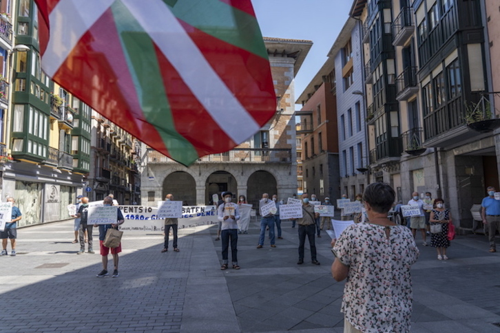 Los pensionistas no se han manifestado este lunes solo en las capitales, también en localidades como Tolosa. (Andoni CANELLADA/FOKU)